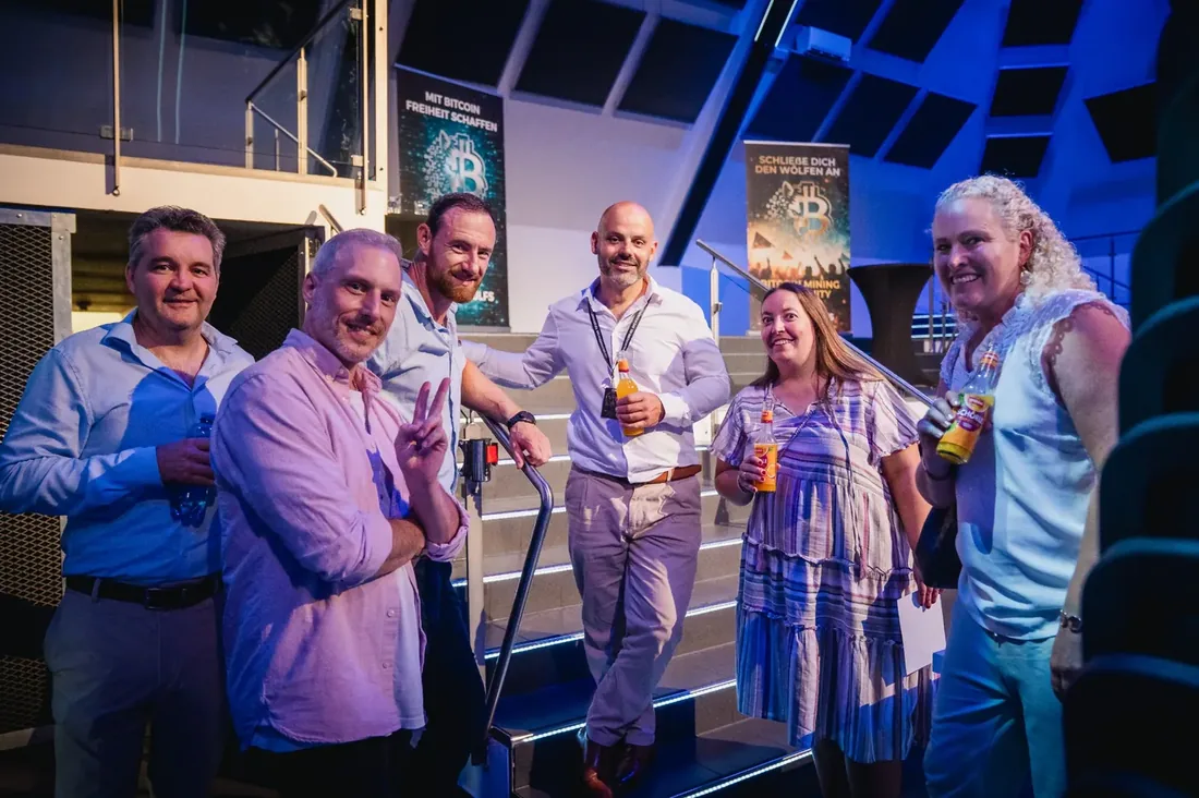 Pascal mit einer Gruppe von Menschen bei einem Event
